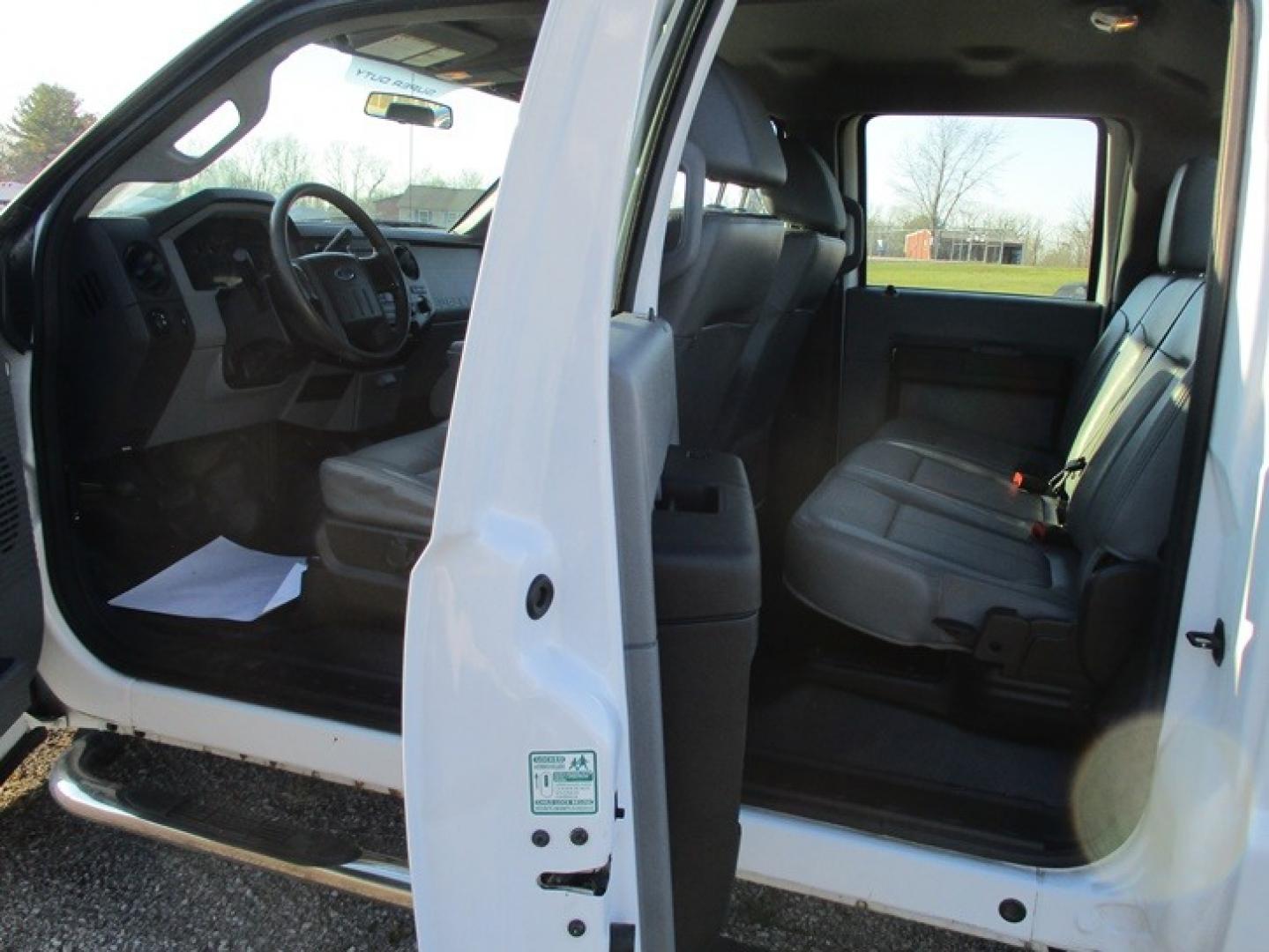 2016 White /Gray Ford F-250 SD (1FT7W2B60GE) with an 6.2 V8 engine, Auto transmission, located at 1725 US-68 N, Bellefontaine, OH, 43311, (937) 592-5466, 40.387783, -83.752388 - 2016 FORD F250 “SUPER DUTY” w/”APPEARANCE PKG” XL CREW CAB 4x4 6.2 V8, AUTO, White/Gray, AMFM/CD, Power Mirrors, Power Windows, Power Locks, Power Brakes, Power Steering w/tilt/cruise, Trailer Package w/bumper & bed hitch, Electric trailer brake, Bed Liner, Chrome Bumpers, Chrome Tube Steps - Photo#9